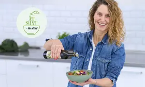 Glad kvinna häller olivolja över en fräsch sallad. En logotyp med texten "ÄT SUND - för alltid" syns i bakgrunden, vilket antyder en livsstil med fet mat och hälsosamma val.