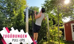 Man gör pull-ups utomhus. Träningsredskap för pull up vs chin up syns.