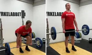Man utför raka marklyft med skivstång. Bilden visar både startpositionen med böjda knän och slutpositionen med rak kropp.