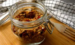 Burk med hemgjord granola, full av nötter och torkad frukt. Perfekt för nyttiga snacks!