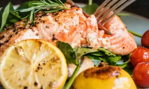 En saftig bit lax, perfekt tillagad, med citron, körsbärstomater och rosmarin. En härlig måltid att tillaga fryst lax till.