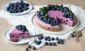 En ljuvlig blåbärscheesecake, dekorerad med färska bär och mynta. Perfekt som nyttiga kakor till fikat.
