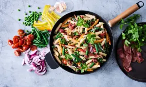 En krämig pastarätt med grönsaker och bacon. En riktigt nyttig pasta som ser fantastisk ut!