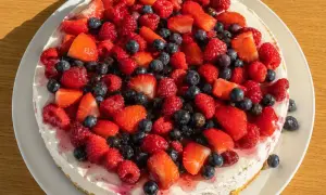 En läcker och nyttig cheesecake toppad med färska jordgubbar, hallon och blåbär. En perfekt sommardessert!