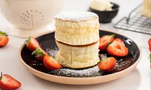 Fluffiga proteinpannkakor med jordgubbar och pudersocker. Ett perfekt recept för en hälsosam frukost eller mellanmål.