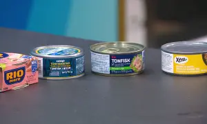 Tre burkar tonfisk och en rosa ask med tonfisk. ICA Tonfisk har 120g tonfisk per 170g burk, bra tonfisk protein per 100g.