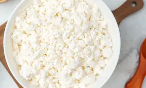 En skål med färsk keso, perfekt för ett snabbt och gott keso recept.