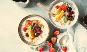 Två skålar gröt med frukt och bär, perfekt för en proteinrik start på dagen. 100g protein i varje portion!