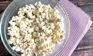 En skål med fluffiga popcorn, perfekt för dig som vill poppa popcorn utan fett. En hälsosam snack!