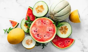 En härlig blandning av saftiga meloner och vattenmelon, perfekt för en hälsosam fruktsallad. Melon nyttigt!