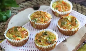 Fem gyllene matmuffins barn med grönsaker, perfekta för picknick eller mellanmål.