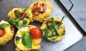 Små omelettmuffins med tomat, spenat och bacon. Perfekt nyttig sommarmat för en lätt lunch eller frukost.