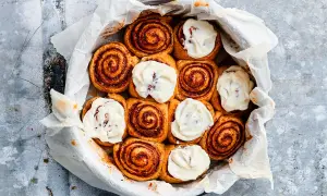 Nyttiga kanelbullar med krämig glasyr i en form. Perfekt för fikat!