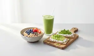 Frukost med havregrynsgröt, bär, avokadomackor och smoothie. Perfekt mellanmål för viktnedgång.