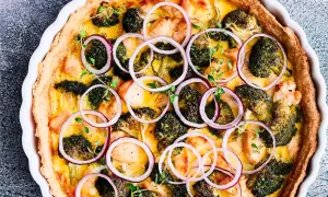 En gyllene, nyttig paj med kyckling, broccoli och rödlök. Garnerad med färska örter.