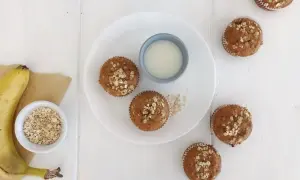 Frukost muffins med havre och banan, serverade med ett glas mjölk. Perfekt start på dagen!