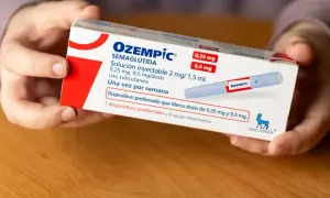 Händer håller i en kartong med Ozempic, som används för viktnedgång. Information om doser och biverkningar kan finnas på förpackningen.