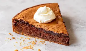 En bit chokladkaka med vispad grädde, perfekt för att baka med proteinpulver för en nyttigare dessert.