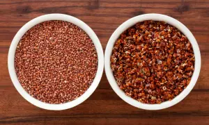 Två skålar med quinoa. Den vänstra innehåller orörd röd quinoa, den högra kokt. Båda är bra källor till komplexa kolhydrater.