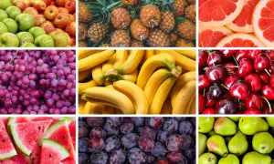 En färgsprakande collage av frukter som äpplen, ananas, grapefrukt, vindruvor, bananer, körsbär, vattenmelon, plommon och päron. Här finns många av de nyttigaste frukterna för en hälsosam start på dagen.