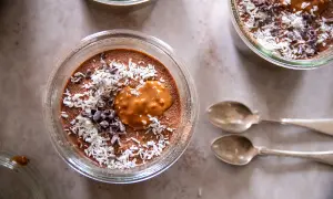 Chokladpudding med kokos och nötter, en perfekt protein frukost för att gå ner i vikt.