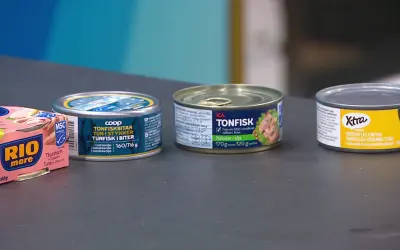 Tre burkar tonfisk och en rosa ask med tonfisk. ICA Tonfisk har 120g tonfisk per 170g burk, bra tonfisk protein per 100g.