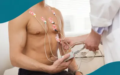 Man får EKG-elektroder fästa på bröstet för att mäta hjärtats hård puls.