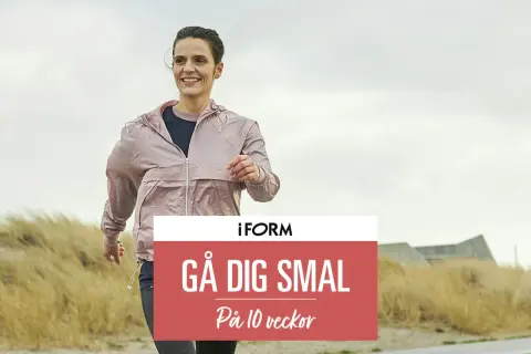 Glad kvinna joggar utomhus. Hon vill träna 5 dagar i veckan gå ner i vikt. Text: Gå dig smal på 10 veckor.