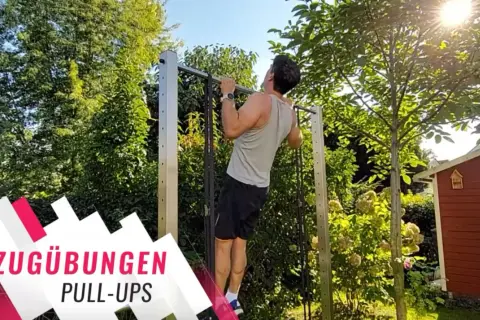 Man gör pull-ups utomhus. Träningsredskap för pull up vs chin up syns.