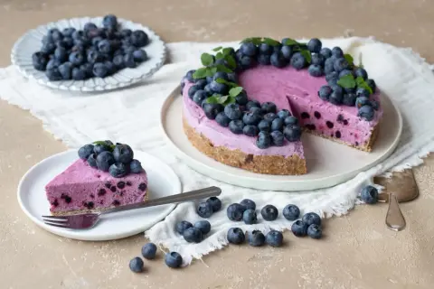 En ljuvlig blåbärscheesecake, dekorerad med färska bär och mynta. Perfekt som nyttiga kakor till fikat.