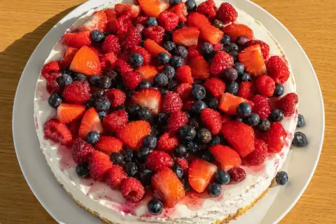 En läcker och nyttig cheesecake toppad med färska jordgubbar, hallon och blåbär. En perfekt sommardessert!