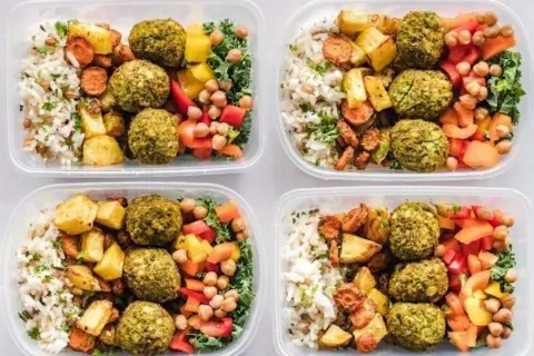 Fyra matlådor med ris, rostade grönsaker, falafel och sallad. Perfekt för att hålla koll på hur stort kaloriunderskott du har.
