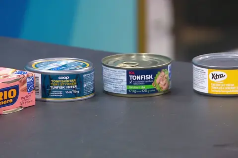 Tre burkar tonfisk och en rosa ask med tonfisk. ICA Tonfisk har 120g tonfisk per 170g burk, bra tonfisk protein per 100g.
