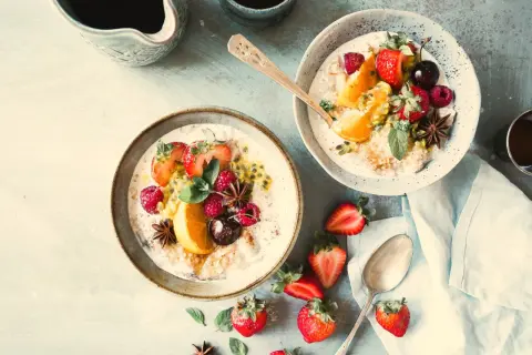 Två skålar gröt med frukt och bär, perfekt för en proteinrik start på dagen. 100g protein i varje portion!