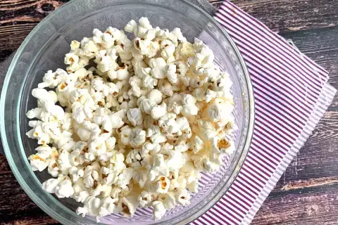 En skål med fluffiga popcorn, perfekt för dig som vill poppa popcorn utan fett. En hälsosam snack!