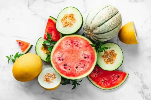 En härlig blandning av saftiga meloner och vattenmelon, perfekt för en hälsosam fruktsallad. Melon nyttigt!