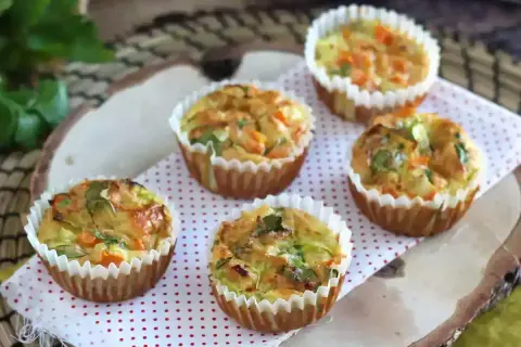 Fem gyllene matmuffins barn med grönsaker, perfekta för picknick eller mellanmål.