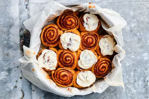 Nyttiga kanelbullar med krämig glasyr i en form. Perfekt för fikat!