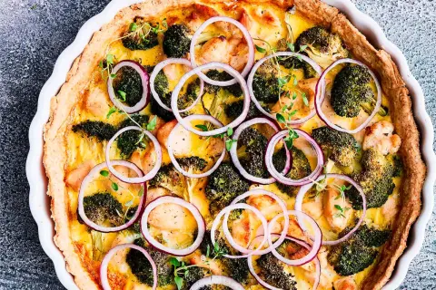 En gyllene, nyttig paj med kyckling, broccoli och rödlök. Garnerad med färska örter.