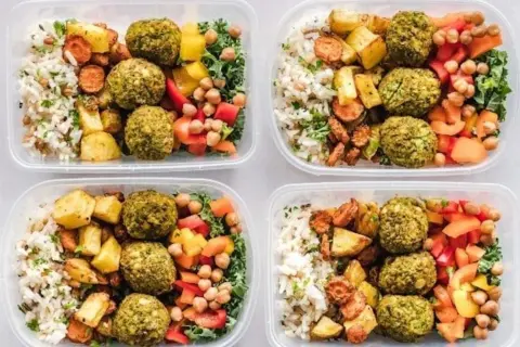 Fyra matlådor med falafel, ris, rostade grönsaker och kikärtor. Perfekt för en kvinna som vill ha koll på sitt kaloriunderskott.