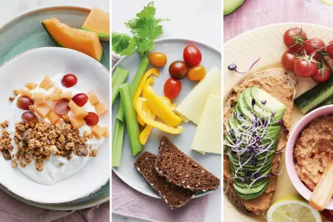 En härlig medelhavskost frukost med yoghurt, frukt, grönsaker, ost och en avokadomacka.