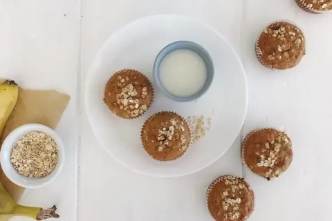Frukost muffins med havre och banan, serverade med ett glas mjölk. Perfekt start på dagen!
