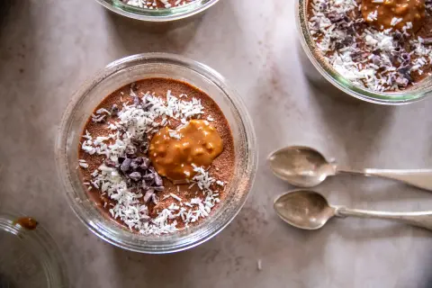 Chokladpudding med kokos och nötter, en perfekt protein frukost för att gå ner i vikt.