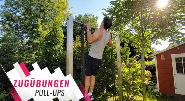 Man gör pull-ups utomhus. Träningsredskap för pull up vs chin up syns.