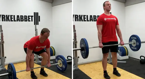 Man utför raka marklyft med skivstång. Bilden visar både startpositionen med böjda knän och slutpositionen med rak kropp.