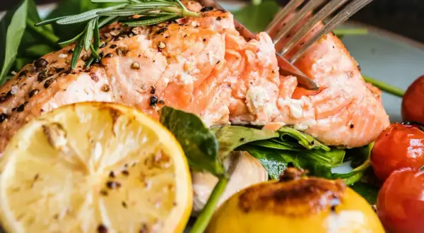 En saftig bit lax, perfekt tillagad, med citron, körsbärstomater och rosmarin. En härlig måltid att tillaga fryst lax till.