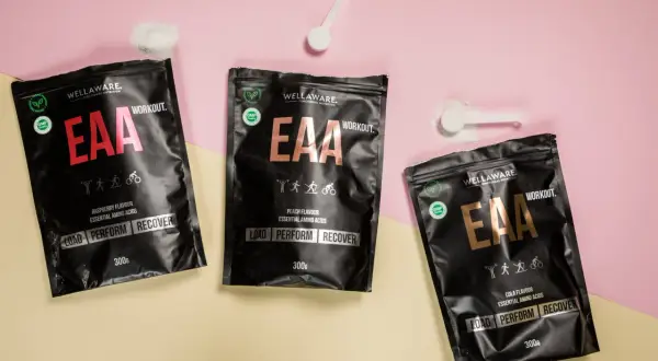 Tre påsar Wellaware EAA-pulver i smakerna hallon, persika och cola. Perfekt för att ladda, prestera och återhämta sig efter träning, ett bra alternativ till BCAA.
