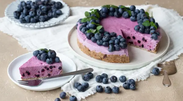 En ljuvlig blåbärscheesecake, dekorerad med färska bär och mynta. Perfekt som nyttiga kakor till fikat.