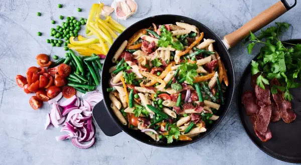 En krämig pastarätt med grönsaker och bacon. En riktigt nyttig pasta som ser fantastisk ut!