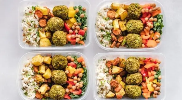Fyra matlådor med ris, rostade grönsaker, falafel och sallad. Perfekt för att hålla koll på hur stort kaloriunderskott du har.